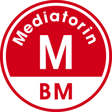 Rotes Rundlogo mit weißem M, darüber Schriftzug ‘Mediatorin’, darunter ‘BM’ – Siegel des Bundesverbandes Mediation e.V.